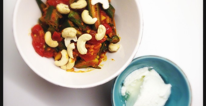 Okra mit Cherrytomaten und Cashews