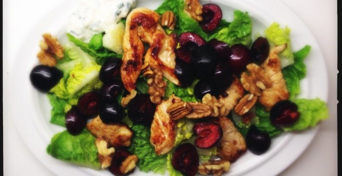 Geflügelsalat mit frischen Kirschen und Feta-Dressing