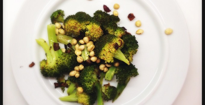 Broccoli aus dem Ofen mit roten Zwiebeln und Haselnüssen