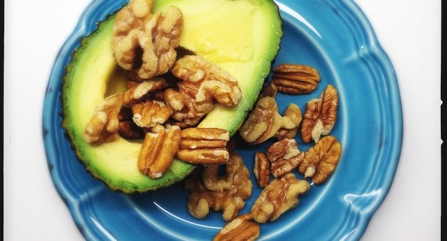 Avocado mit gerösteten Nüssen