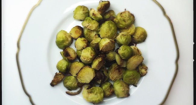 Ofengerösteter Rosenkohl mit roten Zwiebeln