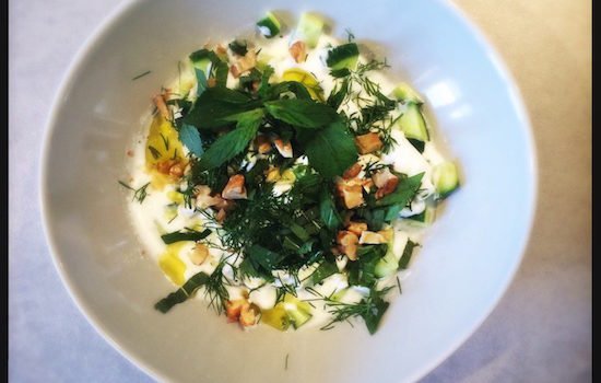 Erfrischender Joghurt mit Gurke und frischen Kräutern
