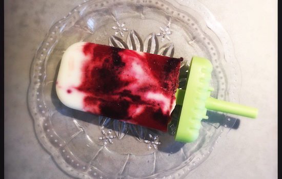 Stieleis mit gemischten Beeren und Joghurt