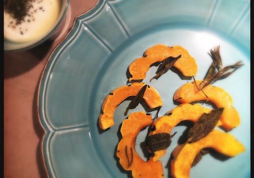 Ofengerösteter Delicata Kürbis mit Salbei und Rosmarin